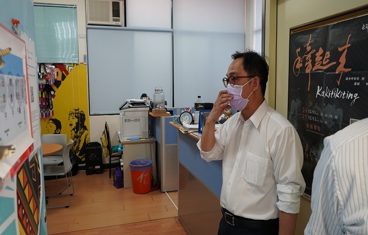 圖/莊明熙在交接典禮後隨即到學生活動中心勘查校友總會將來的場地,充分展現他行動派的積極作風。