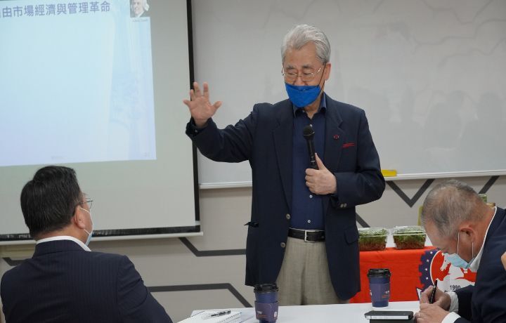 圖/前行政院長毛治國（中）到中華大學開講，校長劉維琪（左）、管院院長裴文（右）在台下勤抄筆記。
