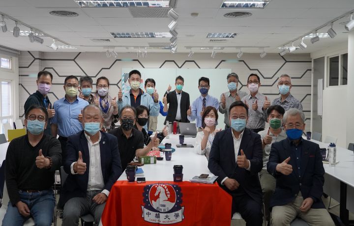 圖/毛治國講座後和師生合影留念，結束了這場如醍醐灌頂般春風化雨的美麗午後。