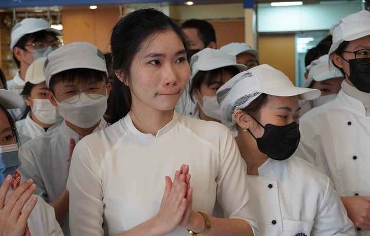 圖/海青班酒店管理科大一生段氏丹，看同學賣力地唱歌，讓她想起越南家鄉，忍不住紅了眼眶。