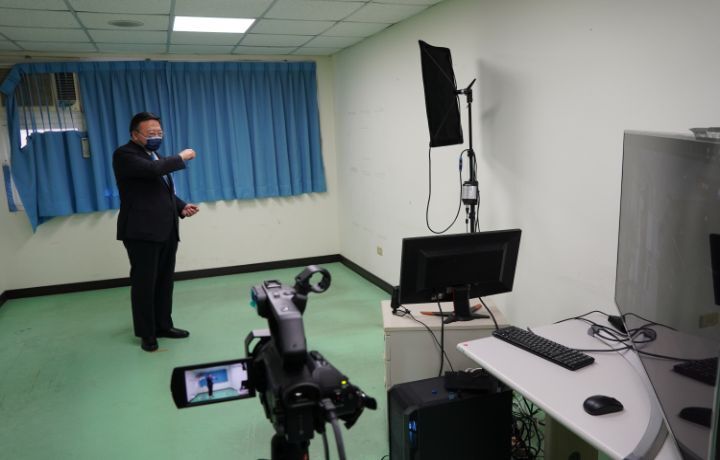 圖/因受疫情影響，在奧圖碼科技公司的協助下，不需要專業攝影棚和綠幕，2校就能透過高科技完成線上簽約儀式。