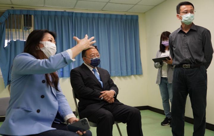 圖/奧圖碼亞洲區副總王舒屏（左1）向中華大學校長劉維琪（左2）說明，MR沉浸式遠端教學科技的運用。
