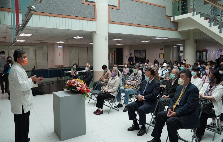 圖/中華大學為迎接32周年校慶,藝文中心特別邀請金氏世界紀錄陶藝創作家來校展覽。