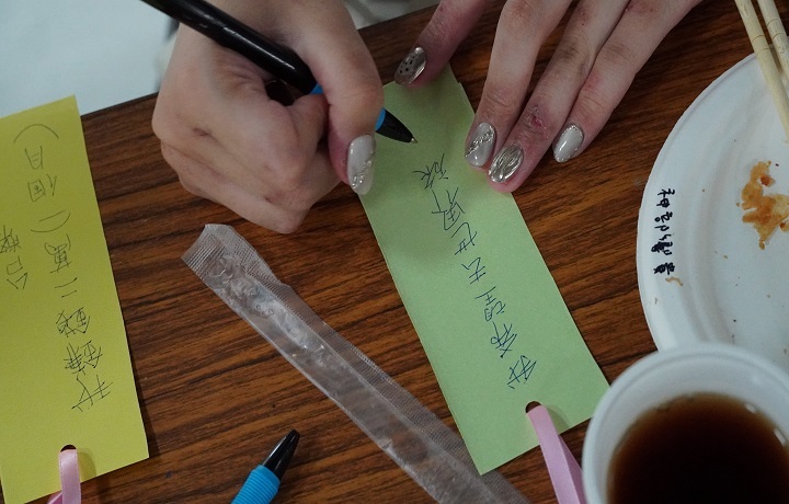 圖/日本籍學生在小卡片上寫下願望。