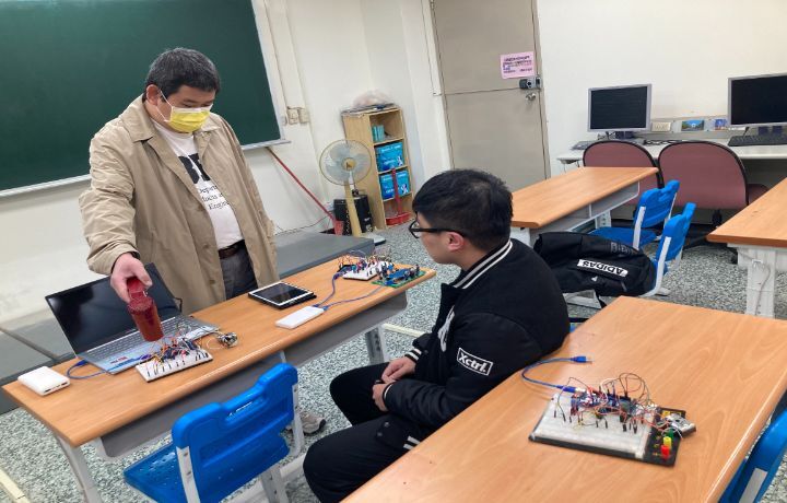 圖/中華大學IC應用工程師養成班核心課程中的IC應用（車用電子、醫療電子）實務體驗，使用熱風槍改變環境溫度，觀察元件的溫度響應，讓學員藉由實際操作理解電子系統的運作原理。