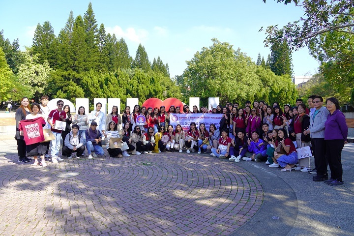 圖/菲律賓曼努埃爾·恩維爾加大學基金會與華大師生共60多人在校門口合影。