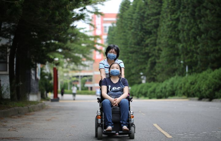 圖/中華大學企管系大四生吳中云，入圍總統教育獎，因腦癌幾近全盲，媽媽陪她上學13年，當她眼睛。