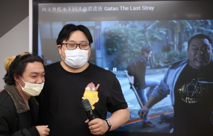 圖/學生對胖達老師能親自到中華大學授課都很開心，還有學生要求合照。