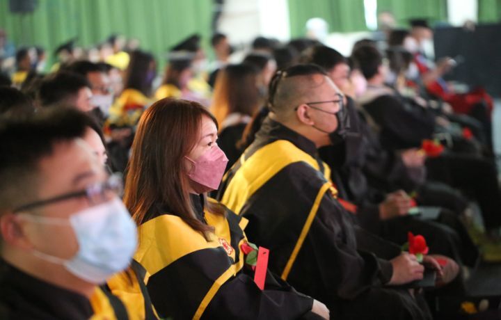 圖/陳建仁發表畢業演說時，畢業生專心聆聽進入職場前的第一堂課。