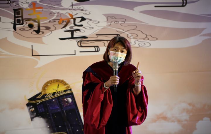 圖/中華大學觀光學院院長張馨文指出,自辦畢典是要讓學生達到「做中學」的目的,並慎重歡送畢業生。