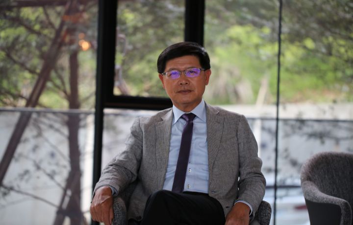 圖/ OKmart總經理魏國志是中華大學企管系碩士班畢業校友，他在短短4年內就讓OKmart脫胎換骨，在零售業界一枝獨秀。