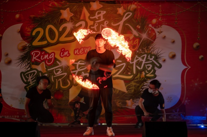 圖／中華大學火舞社團表演將氣氛炒到最高點。圖片提供：中華大學風華攝影社