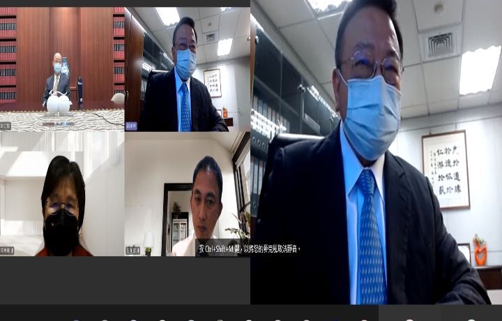 圖/中華大學校長劉維琪(右)表示,錢復的回憶錄手稿仍保存在學校的圖書館。