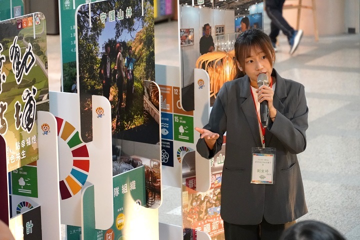 圖／中華大學資管系學生劉宜婷主動擔任導覽員，認真解說SDGs理念獲得眾人肯定。