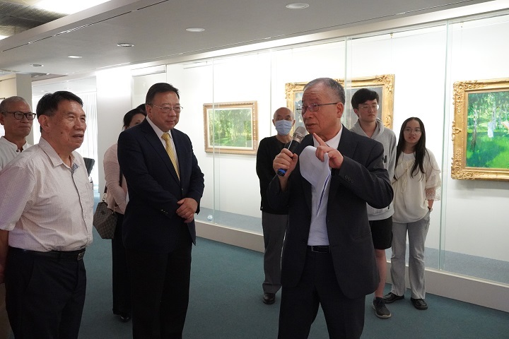 圖/林明哲董事長親自導覽每幅畫作特色與其背景故事。