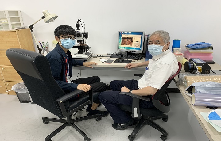 圖/中華大學光電系主任林育立（右）到京碼公司探視實習學生。