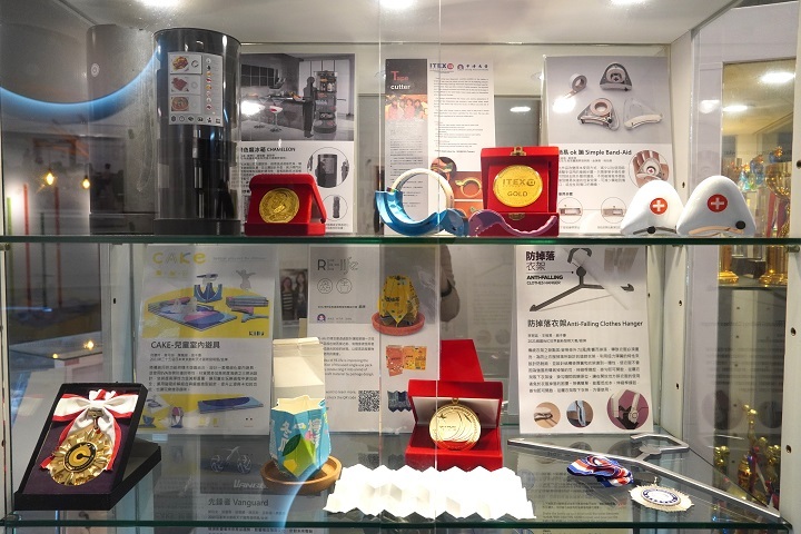 圖／校史館內展出30件國際發明競賽獲獎作品，內容相當豐富。