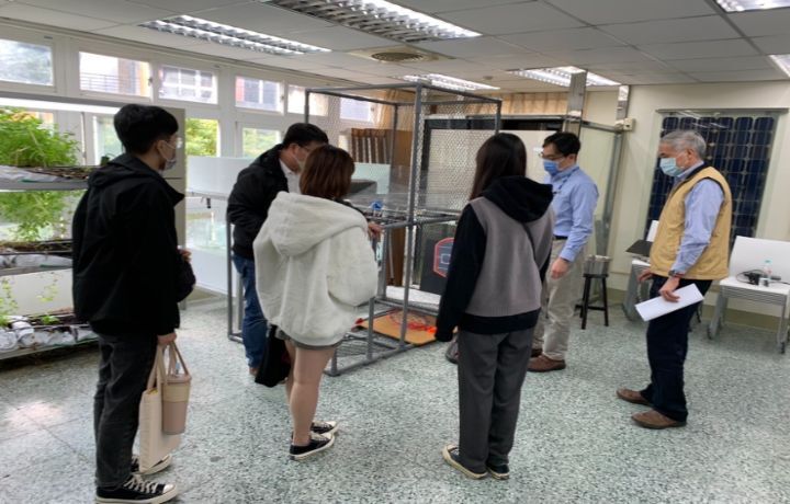 圖/聯電公司業師到中華大學光電系對學生進行專題指導。