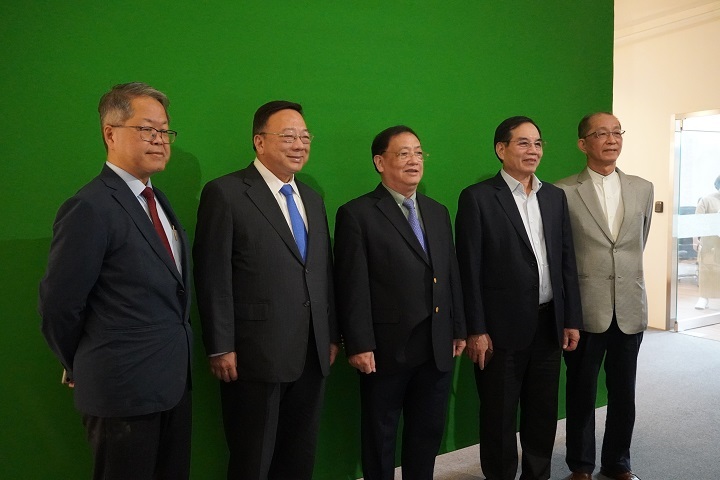 圖/眾人在綠幕背景前拍照,對於「留影華大」可自由置換校園景觀作為拍攝背景的功能感到新奇有趣!