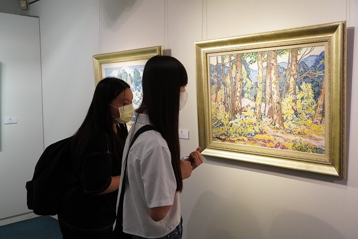 圖/展覽廳一隅學生細細品味畫作。