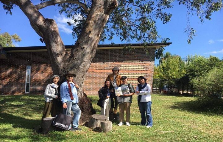 圖/中華大學學生在旅澳博士李怡貞（右1）主持的研究室實習，獲得澳洲媒體報導與肯定。