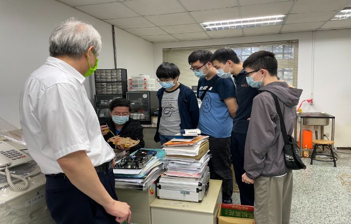 圖/鼎元光電科技公司到中華大學光電系對學生進行專題指導。