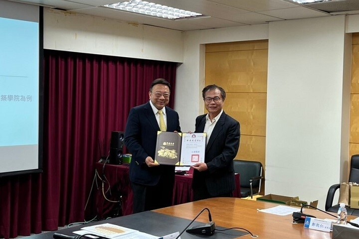 圖／中華大學校長劉維琪（左）頒發聘函給鈺邦科技董事長鄭敦仁（右）。