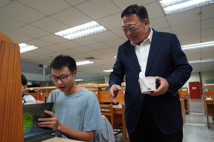 圖/校長劉維琪送上消夜同時也和同學噓寒問暖,給予鼓勵。