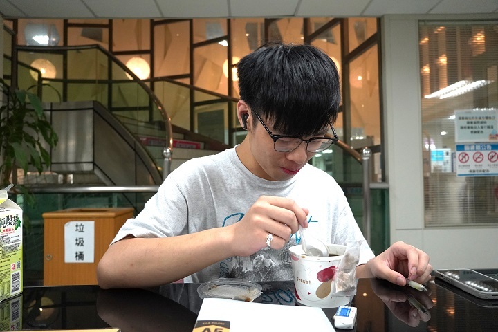 圖/學生念書念到一半餓了,開心的在現場吃起燒仙草。