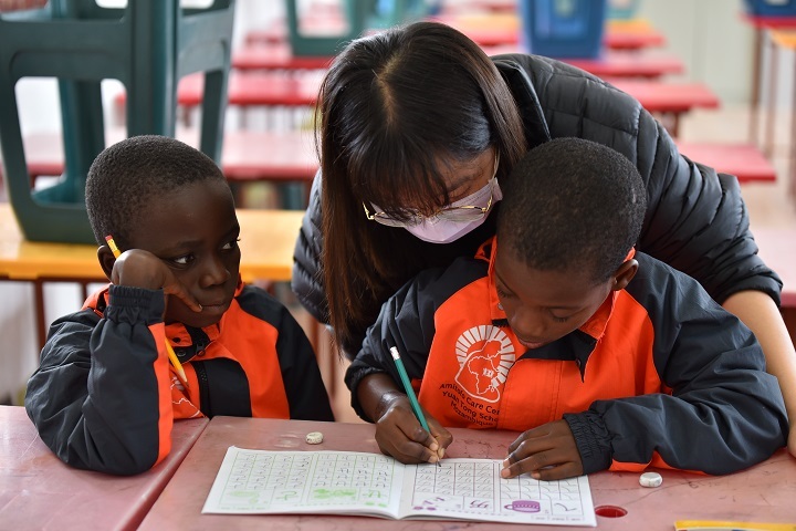 圖／志工們手把手教導院區孩童寫注音，一一檢查學習情況。