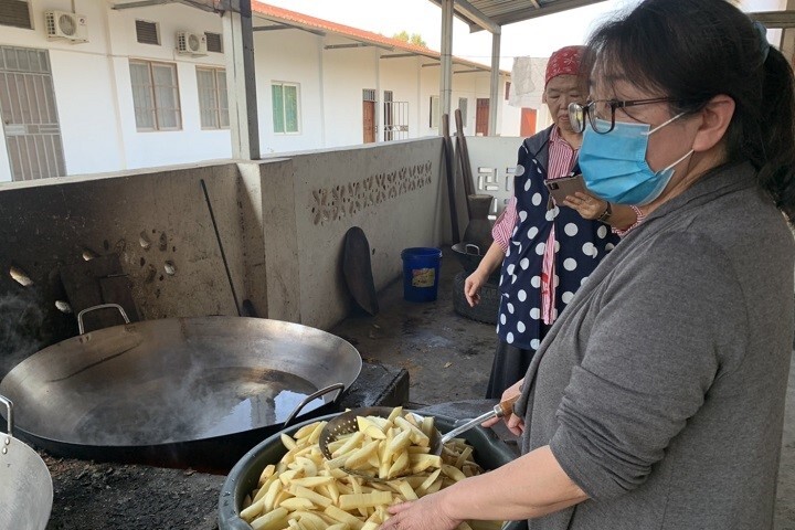 圖／中華大學學務處課外活動指導組鄭漪芝組長親自當起廚娘，在院區炸薯條給全校師生享用。