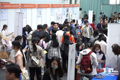 近百家企業齊聚中華大學徵才博覽會 科技、營造業成熱門焦點！