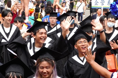 中華大學畢典 校長以AI巨擘勉勵畢業生「成就更好的自己」！(另開新視窗)