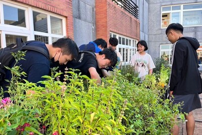 中華大學獲市府補助打造「低碳空中花園」 師生”拈花惹草”同樂(另開新視窗)