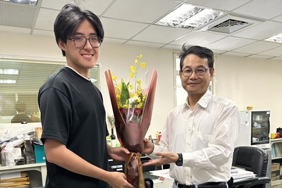 卡片花束傳遞感恩情 中華大學表揚傑出教學教師典範
